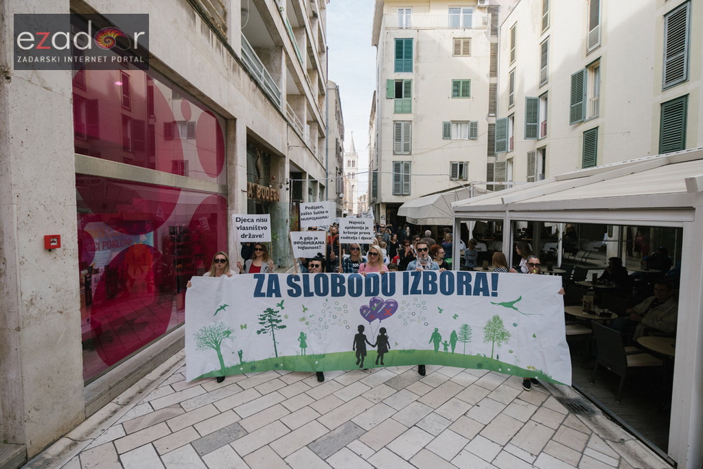 Prosvjedni skup roditelja protiv politike obaveznog cijepljenja Prosvjedni skup roditelja protiv politike obaveznog cijepljenja