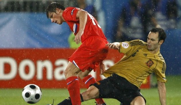 Aršavin i Iniesta (Foto:Reuters)