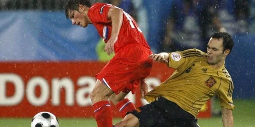 Aršavin i Iniesta (Foto:Reuters)