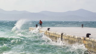 Spektakularna igra valova na zadarskoj rivi 5. studenog 2014.  Foto: Marin Pitton