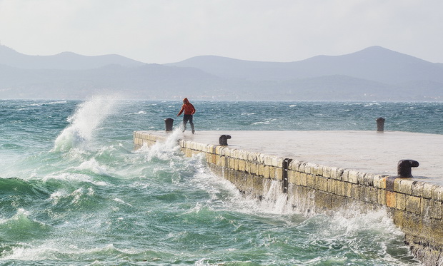 Spektakularna igra valova na zadarskoj rivi 5. studenog 2014.  Foto: Marin Pitton