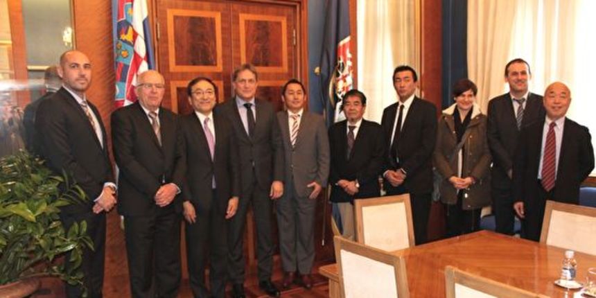 Veleposlanik Japana, NJ.E.Keji Ide i predsjednik kompanije J-Trade Inc., Jiro Kambe kod gradonačelnika Kalmete Veleposlanik Japana, NJ.E.Keji Ide i predsjednik kompanije J-Trade Inc., Jiro Kambe kod gradonačelnika Kalmete