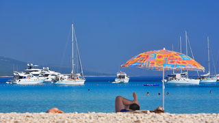 Dugi otok, 260609. Dugi otok je jedva 1,5 sat udaljen od Zadra, jedan je od skrivenih Jadransih bisera. Sa raznolikom prirodom i plazama, cistim morem, on je namjenjen gostima koji vise cijene prirodu od zabave. Na slici: plaza Saharun na juznoj strani Du