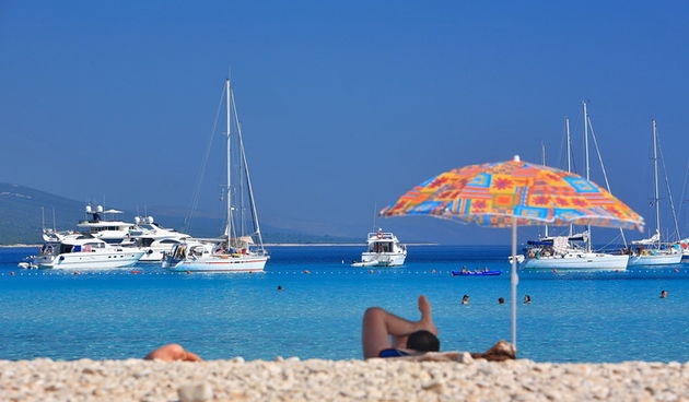 Dugi otok, 260609. Dugi otok je jedva 1,5 sat udaljen od Zadra, jedan je od skrivenih Jadransih bisera. Sa raznolikom prirodom i plazama, cistim morem, on je namjenjen gostima koji vise cijene prirodu od zabave. Na slici: plaza Saharun na juznoj strani Du