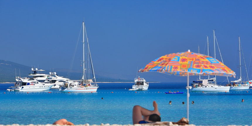 Dugi otok, 260609. Dugi otok je jedva 1,5 sat udaljen od Zadra, jedan je od skrivenih Jadransih bisera. Sa raznolikom prirodom i plazama, cistim morem, on je namjenjen gostima koji vise cijene prirodu od zabave. Na slici: plaza Saharun na juznoj strani Du Dugi otok, 260609. Dugi otok je jedva 1,5 sat udaljen od Zadra, jedan je od skrivenih Jadransih bisera. Sa raznolikom prirodom i plazama, cistim morem, on je namjenjen gostima koji vise cijene prirodu od zabave. Na slici: plaza Saharun na juznoj strani Du