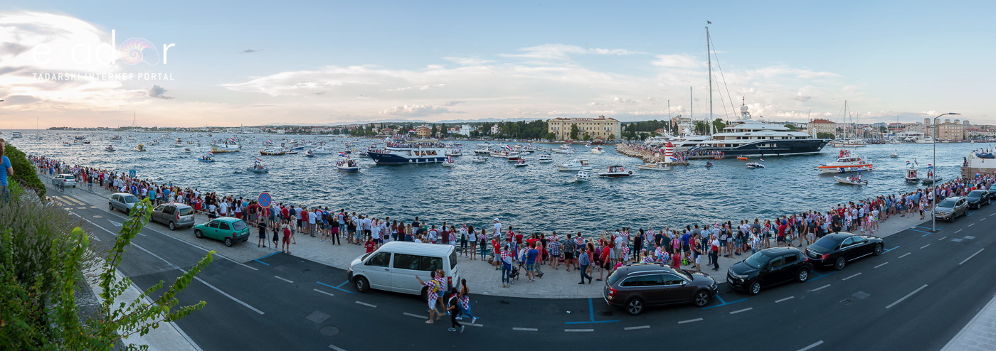 Zadar priredio čudesan doček svojim Vatrenim herojima (1)