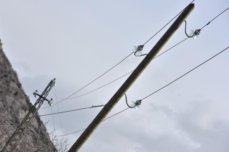 Karlobag: Srušeni stupovi niskonaponske mreže, Foto: Dino Stanin/PIXSELL Karlobag: Srušeni stupovi niskonaponske mreže, Foto: Dino Stanin/PIXSELL