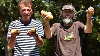 Zadarski beskucnici angazirani su na sadnji krumpira koji cini dio ponude pucke kuhinje u kojoj se i sami hrane. Photo: Dino Stanin/PIXSELL Zadarski beskucnici angazirani su na sadnji krumpira koji cini dio ponude pucke kuhinje u kojoj se i sami hrane. Photo: Dino Stanin/PIXSELL