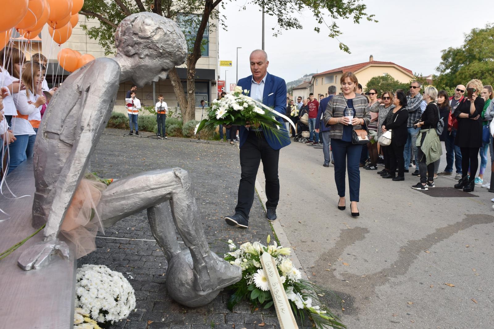 Šibenik: Puštanjem 53 balona obilježen rođendan Dražena Petrovića Šibenik: Puštanjem 53 balona obilježen rođendan Dražena Petrovića
