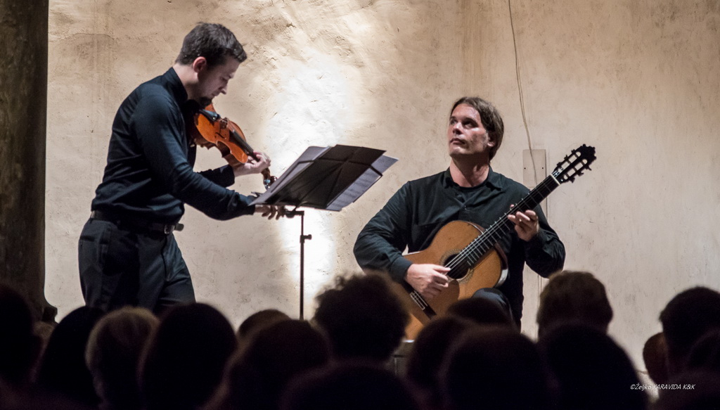 Violinist Martin Draušnik i gitarist Krešimir Bedek u Sv. Donatu izveli program “Paganini i gitara” Violinist Martin Draušnik i gitarist Krešimir Bedek u Sv. Donatu izveli program “Paganini i gitara”