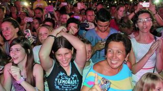 Nikad ovakve koncertne energije na Viru! Lidija Bačić oduševila je oko deset tisuća Virana i gostiju Vira sa svih strana svijeta; od prve do posljednje stvari koju je otpjevala seksipilna splitska pjevačica svi su pjevali i držali ruke u zraku! Nikad ovakve koncertne energije na Viru! Lidija Bačić oduševila je oko deset tisuća Virana i gostiju Vira sa svih strana svijeta; od prve do posljednje stvari koju je otpjevala seksipilna splitska pjevačica svi su pjevali i držali ruke u zraku!