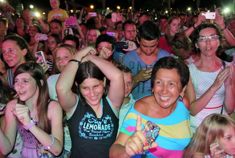 Nikad ovakve koncertne energije na Viru! Lidija Bačić oduševila je oko deset tisuća Virana i gostiju Vira sa svih strana svijeta; od prve do posljednje stvari koju je otpjevala seksipilna splitska pjevačica svi su pjevali i držali ruke u zraku! Nikad ovakve koncertne energije na Viru! Lidija Bačić oduševila je oko deset tisuća Virana i gostiju Vira sa svih strana svijeta; od prve do posljednje stvari koju je otpjevala seksipilna splitska pjevačica svi su pjevali i držali ruke u zraku!