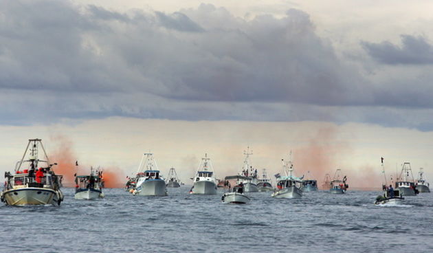 Umag, Savudrija, 071109.
Ribarski konvoj organiziran zbog protivljenja arbitraznom sporazumu sa Slovenijom smatrajuci da bi njegovom primjenom Hrvatska mogla ostati bez dijela svog teritorijalnog mora juznije od crte sredine Savudrijske vale. Prosvjedoval