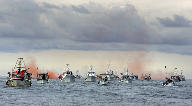 Umag, Savudrija, 071109.
Ribarski konvoj organiziran zbog protivljenja arbitraznom sporazumu sa Slovenijom smatrajuci da bi njegovom primjenom Hrvatska mogla ostati bez dijela svog teritorijalnog mora juznije od crte sredine Savudrijske vale. Prosvjedoval Umag, Savudrija, 071109.
Ribarski konvoj organiziran zbog protivljenja arbitraznom sporazumu sa Slovenijom smatrajuci da bi njegovom primjenom Hrvatska mogla ostati bez dijela svog teritorijalnog mora juznije od crte sredine Savudrijske vale. Prosvjedoval