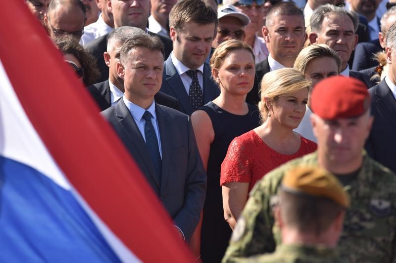 Uz zvukove hime “Lijepa naša” podignuta je zastava Republike Hrvatske na Kninskoj tvrđavi Uz zvukove hime “Lijepa naša” podignuta je zastava Republike Hrvatske na Kninskoj tvrđavi