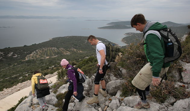 Zadar, 050311.
Skraping, sportsko turisticka manifestacija ove godine se  6. odrzava na otoku Pasmanu. U kombinaciji penjanja, trcanja, hodanja i snalazenja u prirodi natjecalo se 550 natjecatelja u tri kategorije (ultra 40km,light 20 km i Djir 8km).
Na s
