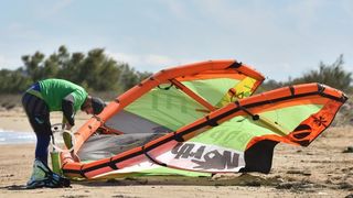 Jaka bura pružila je prigodu nekolicini kitesurfera da pokažu svoje umjeće na ninskoj plaži.  Photo: Dino Stanin/PIXSELL