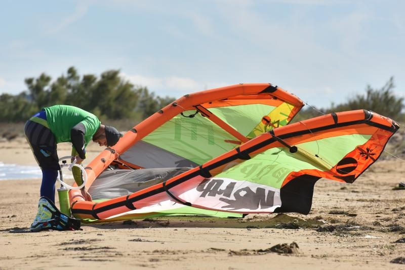 Jaka bura pružila je prigodu nekolicini kitesurfera da pokažu svoje umjeće na ninskoj plaži.  Photo: Dino Stanin/PIXSELL