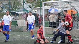Zadar, 281110.
Povodom proslave 100 godina NK. Arbanasi, odigrana je nogometna utakmica izmedju veterana Nk. Arbanasi i veterana NK. Hajduk.
Na fotografiji: ministar Bozidar Kalmeta i bivsi drzavni tajnik Zdravko Livakovic.
Foto: Andrija Lucic / CROPIX Zadar, 281110.
Povodom proslave 100 godina NK. Arbanasi, odigrana je nogometna utakmica izmedju veterana Nk. Arbanasi i veterana NK. Hajduk.
Na fotografiji: ministar Bozidar Kalmeta i bivsi drzavni tajnik Zdravko Livakovic.
Foto: Andrija Lucic / CROPIX