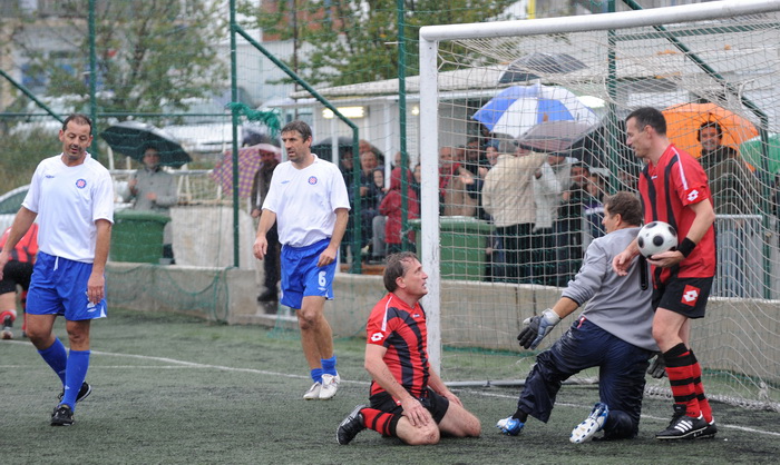 Zadar, 281110.
Povodom proslave 100 godina NK. Arbanasi, odigrana je nogometna utakmica izmedju veterana Nk. Arbanasi i veterana NK. Hajduk.
Na fotografiji: ministar Bozidar Kalmeta i bivsi drzavni tajnik Zdravko Livakovic.
Foto: Andrija Lucic / CROPIX Zadar, 281110.
Povodom proslave 100 godina NK. Arbanasi, odigrana je nogometna utakmica izmedju veterana Nk. Arbanasi i veterana NK. Hajduk.
Na fotografiji: ministar Bozidar Kalmeta i bivsi drzavni tajnik Zdravko Livakovic.
Foto: Andrija Lucic / CROPIX