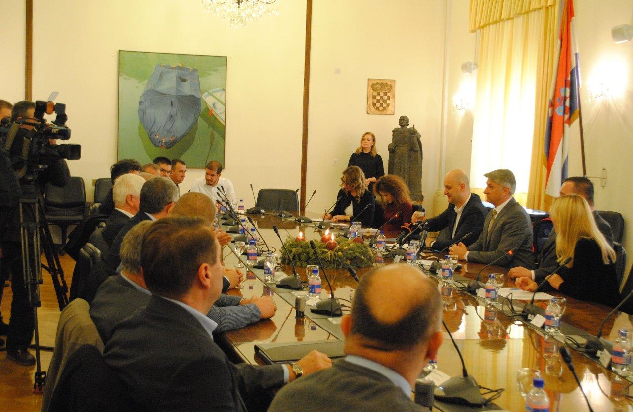 Ministar Tolušić potpisao ugovore za sanaciju šteta od poplave Ministar Tolušić potpisao ugovore za sanaciju šteta od poplave