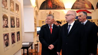 Dubrovnik, 061211.
Svecani mimohod i postrojavanje branitelja grada Dubrovnika iz 1991. godine na Stradunu u sklopu proslave dana Branitelja pred predsjednikom RH Ivom Josipovicem.
Na slici: predsjednik RH Ivo Josipovic u drustvu gradonacelnika Andra Vla Dubrovnik, 061211.
Svecani mimohod i postrojavanje branitelja grada Dubrovnika iz 1991. godine na Stradunu u sklopu proslave dana Branitelja pred predsjednikom RH Ivom Josipovicem.
Na slici: predsjednik RH Ivo Josipovic u drustvu gradonacelnika Andra Vla