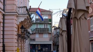 Zbog dana žalosti u Zadru su zastave na pola koplja
