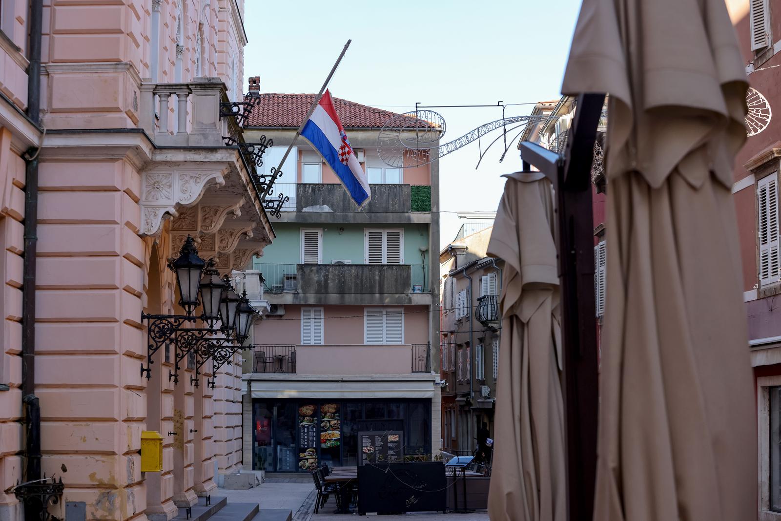 Zbog dana žalosti u Zadru su zastave na pola koplja