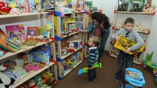 05.02.2014., Knin – Po prvi puta je u gradu otvorena je besplatna knjiznica djecjih igracaka. Projekt su osmislile clanice Ekoudruga Krka-Knin na celu sa Ingom Kukolj i Marijom Ujakovic. Jedini uvjet za uclanjenje u knjiznicu je da djeca donesu neku svo