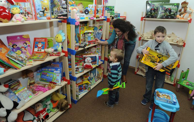 05.02.2014., Knin – Po prvi puta je u gradu otvorena je besplatna knjiznica djecjih igracaka. Projekt su osmislile clanice Ekoudruga Krka-Knin na celu sa Ingom Kukolj i Marijom Ujakovic. Jedini uvjet za uclanjenje u knjiznicu je da djeca donesu neku svo