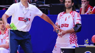 Vrsac, 160112.
Europsko prvenstvo u rukometu u Srbiji.
Prvo kolo, utakmica izmedju Hrvatske i Islanda.
Na slici: Slavko Goluza i Ivano Balic.
Foto: Drazen Aleksic / CROPIX Vrsac, 160112.
Europsko prvenstvo u rukometu u Srbiji.
Prvo kolo, utakmica izmedju Hrvatske i Islanda.
Na slici: Slavko Goluza i Ivano Balic.
Foto: Drazen Aleksic / CROPIX