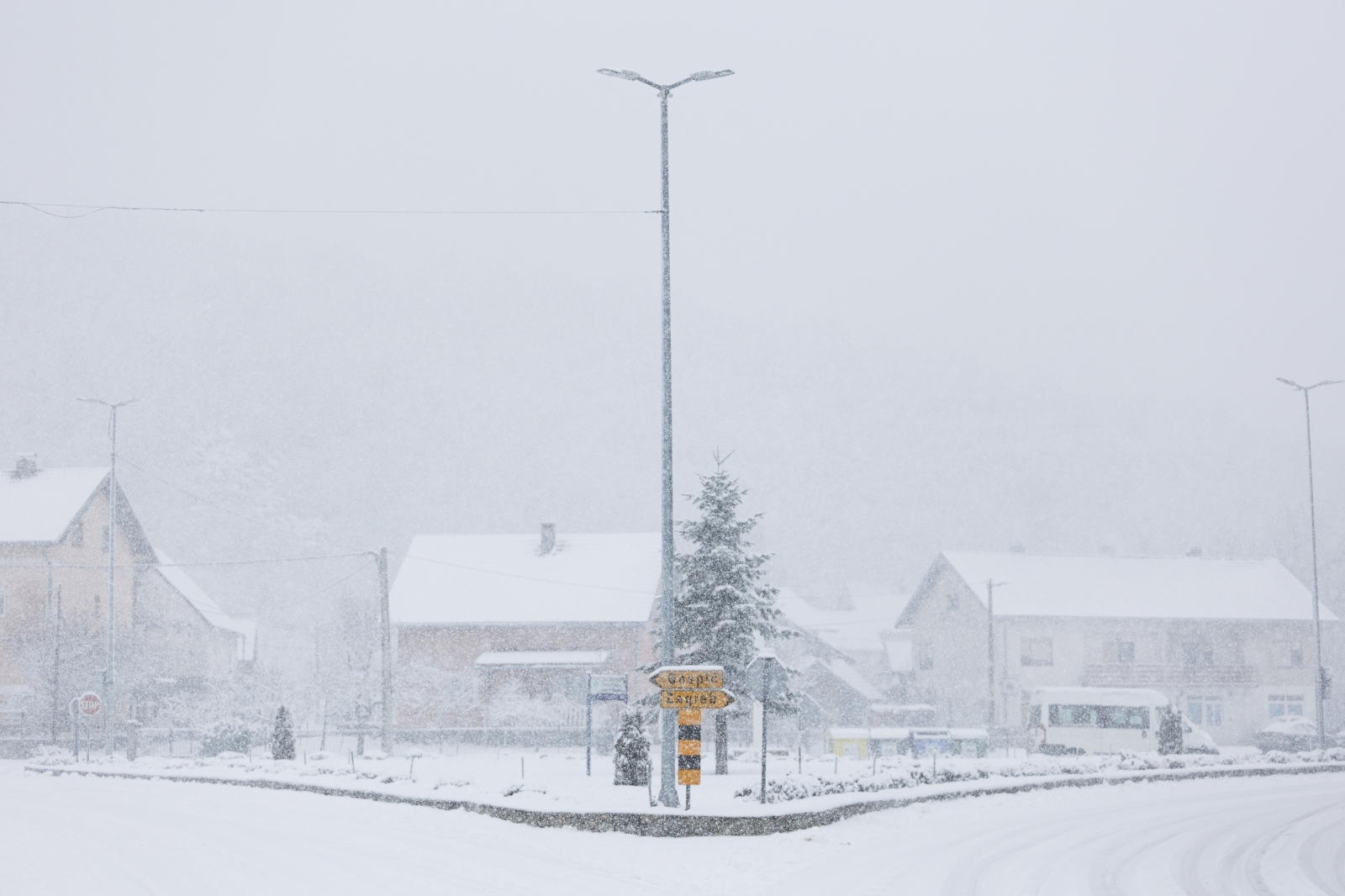 Đir snijegom prekrivenim Gračacom, 25. siječnja 2021. Đir snijegom prekrivenim Gračacom, 25. siječnja 2021.