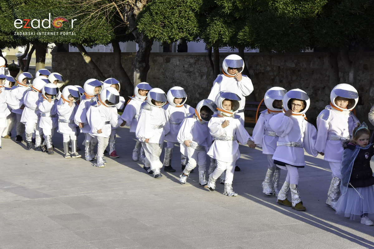 Paški zimski karneval 2018: Karnevalska povorka prošla ulicama grada do Pijace