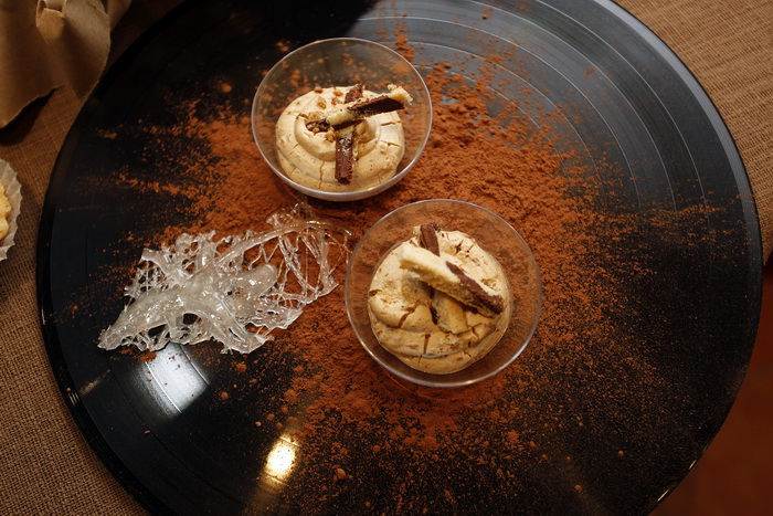 Pula, 281211.
U galeriji Makina otvorena je izlozba jestivih slastica povodom skorog otvorenja butika slastica “Skatulica by Stare Uzance” vlasnika Sandra Francula i Sanje Rakic Francula. Izlozene kolace posjetitelji su mogli kusati pa je sama izlozba nak