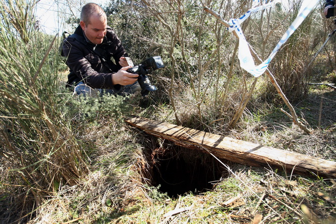 Zadar, 040313.
Naselje Bokanjac. Novi slucaj urusavanja tla. Nakon slucajeva u Lovranu, Drnisu i jos ranije ranije Medjimurju, policiji je prijavu da se otvorila zemlja u sirini i duljini vecoj od metra prijavio u subotu 39-godisnji Joso Marasovic iz Zadr