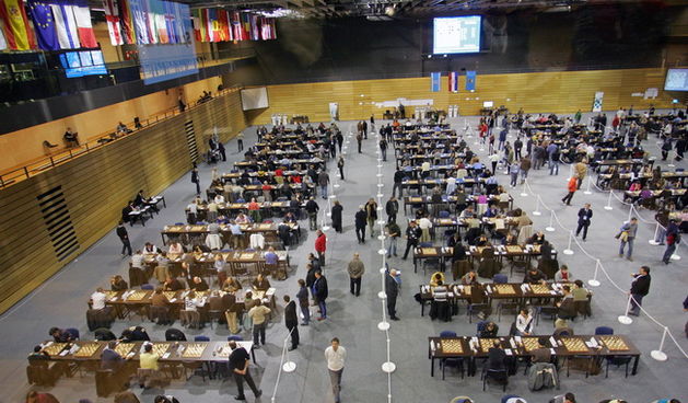 Rijeka, 120310.  Sportska dvorana Zamet. Ruski sahist, visestruki svjetski prvak, sahovska legenda Anatolij Karpov posjetio je danas poslijepodne 11. europsko pojedinacno sahovsko prvenstvo za zene i muskarce koje se odrzava u Rijeci.  Na slici: natjecate