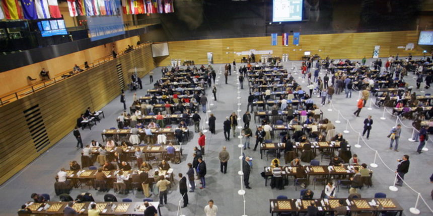 Rijeka, 120310. Sportska dvorana Zamet. Ruski sahist, visestruki svjetski prvak, sahovska legenda Anatolij Karpov posjetio je danas poslijepodne 11. europsko pojedinacno sahovsko prvenstvo za zene i muskarce koje se odrzava u Rijeci. Na slici: natjecate Rijeka, 120310. Sportska dvorana Zamet. Ruski sahist, visestruki svjetski prvak, sahovska legenda Anatolij Karpov posjetio je danas poslijepodne 11. europsko pojedinacno sahovsko prvenstvo za zene i muskarce koje se odrzava u Rijeci. Na slici: natjecate