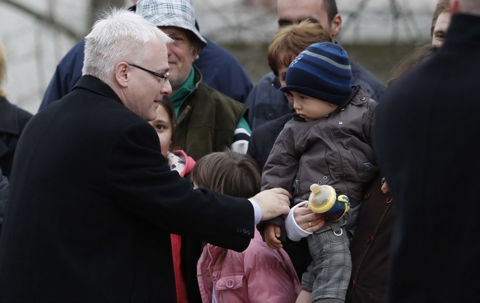Gracac, 251110.
Danas popodne predsjednik Srbije Boris Tadic i predsjenik Hrvatske Ivo Josipovic posjetili su Gracac i sajam tradicijskih proizvoda i obrta pod nazivom Jesen u Gracacu.
Foto: Jure Miskovic / CROPIX Gracac, 251110.
Danas popodne predsjednik Srbije Boris Tadic i predsjenik Hrvatske Ivo Josipovic posjetili su Gracac i sajam tradicijskih proizvoda i obrta pod nazivom Jesen u Gracacu.
Foto: Jure Miskovic / CROPIX