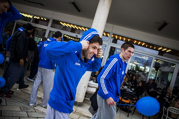 Druženje s košarkašima Zadra u Caffe baru Forum, Foto: Mia Čop Druženje s košarkašima Zadra u Caffe baru Forum, Foto: Mia Čop