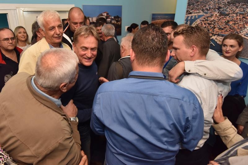 Zadar – Bozidar Kalmeta u stranackim prostorijama HDZ-a pratio rezultate izbora. Photo: Dino Stanin/PIXSELL