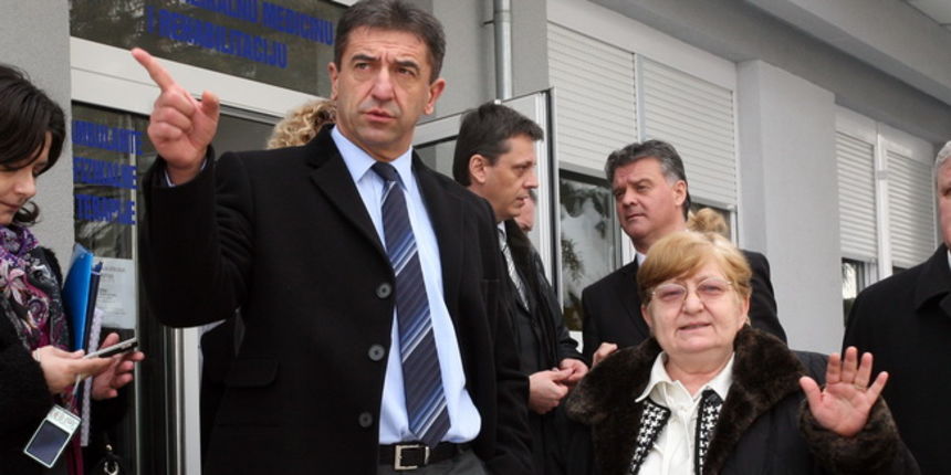 Vukovar, 160210.
Ministar zdravstva i socijalne skrbi Darko Milinovic u obilasku obnovljenog dijela vukovarske bolnice. Na fotografiji ministar Darko Milinovic i ravnateljica bolnice dr Vesna Bosanac.
Foto: Damir Glibusic / CROPIX Vukovar, 160210.
Ministar zdravstva i socijalne skrbi Darko Milinovic u obilasku obnovljenog dijela vukovarske bolnice. Na fotografiji ministar Darko Milinovic i ravnateljica bolnice dr Vesna Bosanac.
Foto: Damir Glibusic / CROPIX