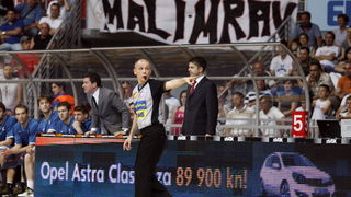 Zadar, 080610.
Dvorana Kresimir Cosic.
Cetvrta finalna kosarkaska utkmica izmedju Zadra i Cibone.
Na fotografiji: sudac Srdjan Dozai.
Foto: Jure Miskovic / CROPIX Zadar, 080610.
Dvorana Kresimir Cosic.
Cetvrta finalna kosarkaska utkmica izmedju Zadra i Cibone.
Na fotografiji: sudac Srdjan Dozai.
Foto: Jure Miskovic / CROPIX