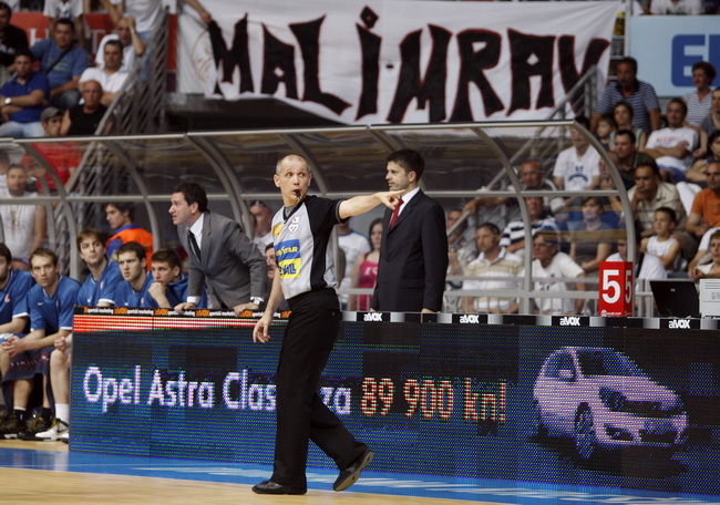 Zadar, 080610.
Dvorana Kresimir Cosic.
Cetvrta finalna kosarkaska utkmica izmedju Zadra i Cibone.
Na fotografiji: sudac Srdjan Dozai.
Foto: Jure Miskovic / CROPIX Zadar, 080610.
Dvorana Kresimir Cosic.
Cetvrta finalna kosarkaska utkmica izmedju Zadra i Cibone.
Na fotografiji: sudac Srdjan Dozai.
Foto: Jure Miskovic / CROPIX
