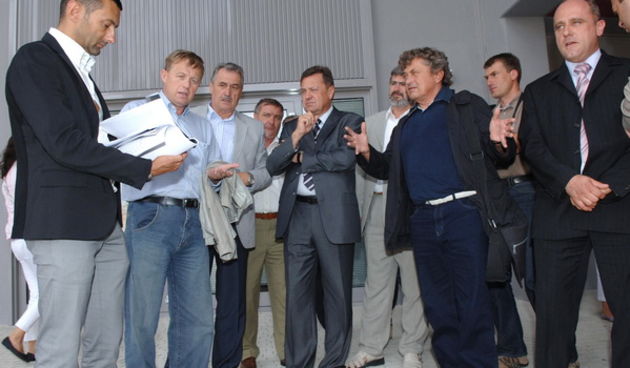 Zadar, 110909.
Dvorana Kresimir Cosic na Visnjiku.
Danas je Zoran Jankovic gradonacelnik Ljubljane sa svojim pomocnicima iz Gradske uprave posjetio zadarsku dvoranu Kresimir Cosic na Visnjiku.
 U Ljubljani se takodjer gradi nova dvorana, a ova zadarska im