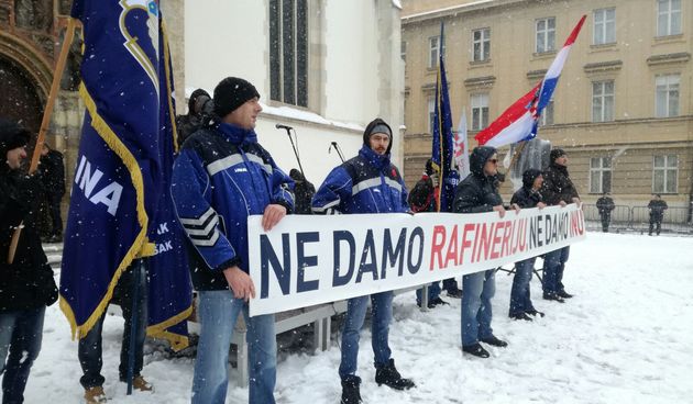 Radnici sisačke rafinerije s Trga bana Jelačića krenuli na prosvjed na Markov trg
