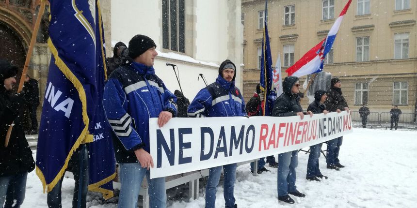 Radnici sisačke rafinerije s Trga bana Jelačića krenuli na prosvjed na Markov trg