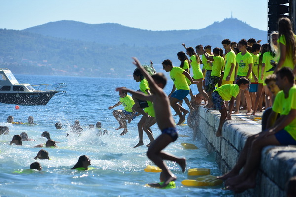 10. dm Millennium Jump na zadarskoj rivi – 3 tisuće skakača poslalo prekrasnu priču u svijet 10. dm Millennium Jump na zadarskoj rivi – 3 tisuće skakača poslalo prekrasnu priču u svijet