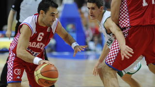 Katowice, 180909.
Dvorana Sport Arena Spodek.
Europsko prvenstvo u kosarci u Poljskoj, cetvrtfinale izmedju Slovenije i Hrvatske.
Na slici: Marko Popovic bjezi Lakovicu iza bloka Nicevica.
Foto: Drago Sopta  / CROPIX
