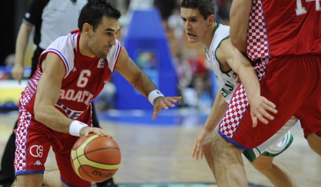 Katowice, 180909.
Dvorana Sport Arena Spodek.
Europsko prvenstvo u kosarci u Poljskoj, cetvrtfinale izmedju Slovenije i Hrvatske.
Na slici: Marko Popovic bjezi Lakovicu iza bloka Nicevica.
Foto: Drago Sopta  / CROPIX