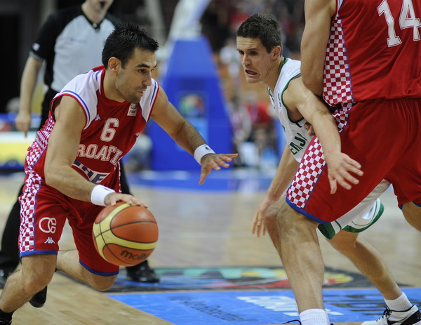 Katowice, 180909.
Dvorana Sport Arena Spodek.
Europsko prvenstvo u kosarci u Poljskoj, cetvrtfinale izmedju Slovenije i Hrvatske.
Na slici: Marko Popovic bjezi Lakovicu iza bloka Nicevica.
Foto: Drago Sopta  / CROPIX